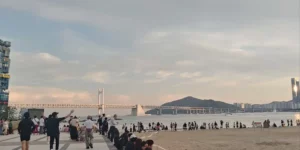 부산 광안대교가 보이는 해변가의 모습