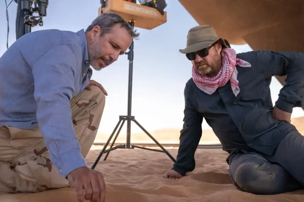 영화 듄 파트2의 감독과 제작진이 모래위에서 심각하게 이야기 하는 장면으로 단점이라는 부정적인 상황을 연상케 하기 위한 목적으로 삽입됨.