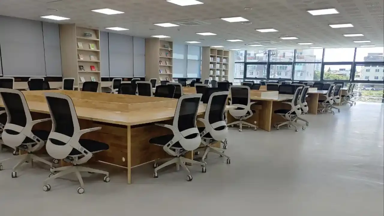 3층 공간으로 개방된 넓은 공간과 의자 및 책상들이 도서관보다는 공동 열람실을 연상케 한다.