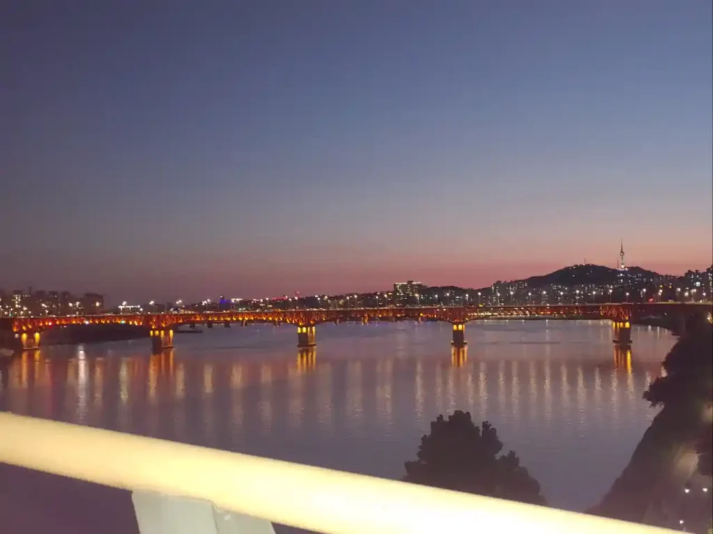 성수구름다리 위에서 찍은 사진으로 다름다운 한강변과 서울의 야경이 한폭의 그림처럼 아름답다.