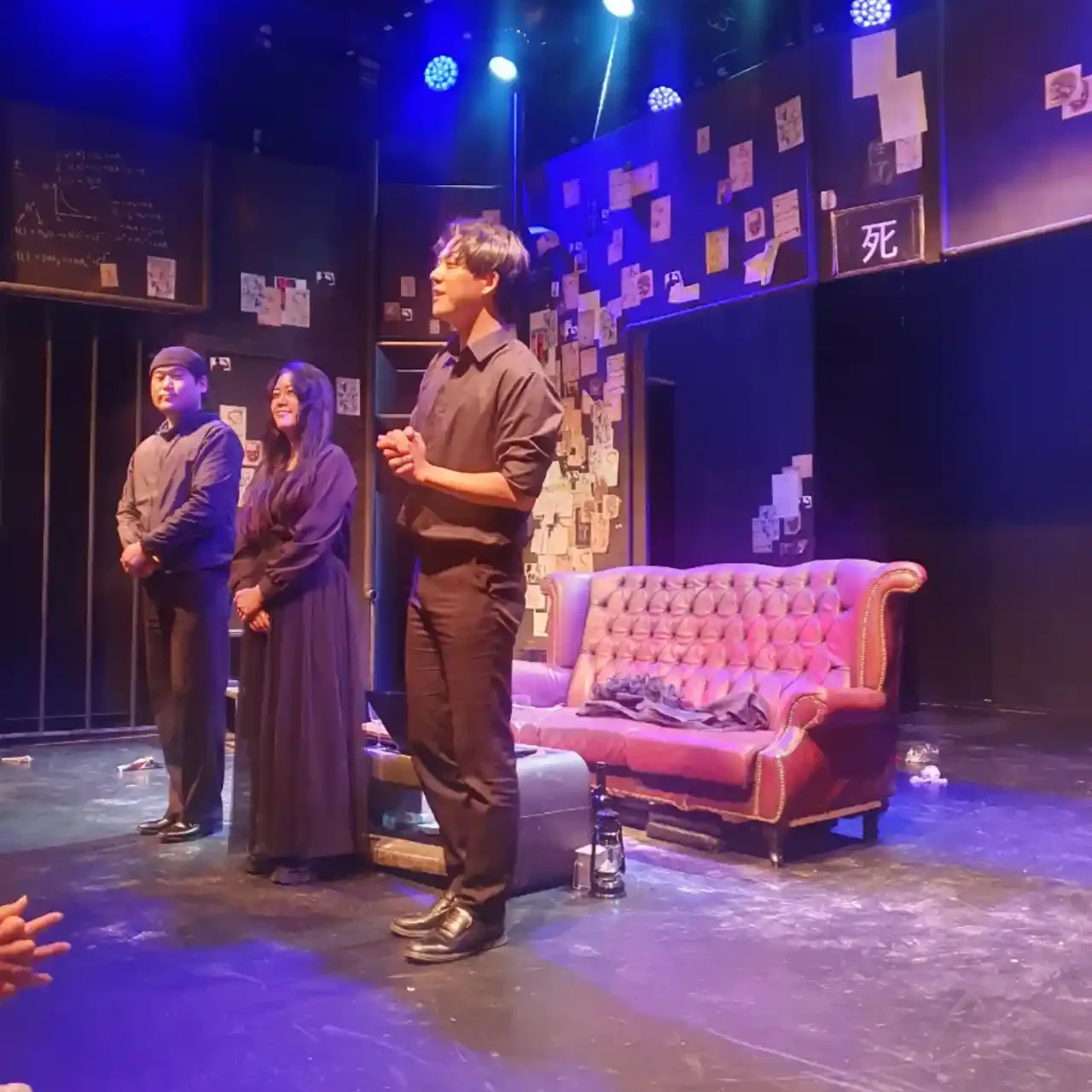 혜화역 인근 극장에서 본 연극 죽여주는 이야기의 검은옷을 입은 3명의 등장인물